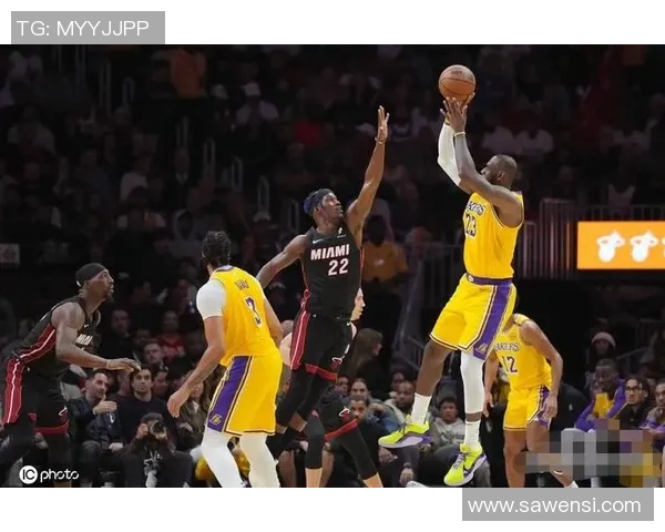 湖人对决热火精彩回顾与分析揭示比赛背后的战术与球员表现 湖人对决热火精彩回顾与分析揭示比赛背后的战术与球员表现