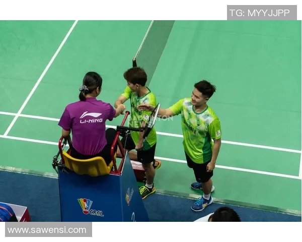 南京羽毛球队与武汉羽毛球队赛后复盘分析个人能力对比与表现总结